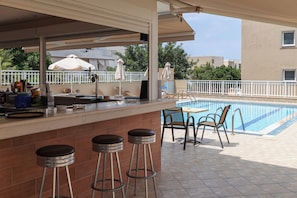Bar junto a la piscina