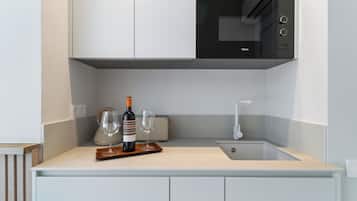 Tweepersoonskamer, uitzicht op zee (3) | Privékeuken | Een koelkast, een microgolfoven, kookgerei, borden en bestek