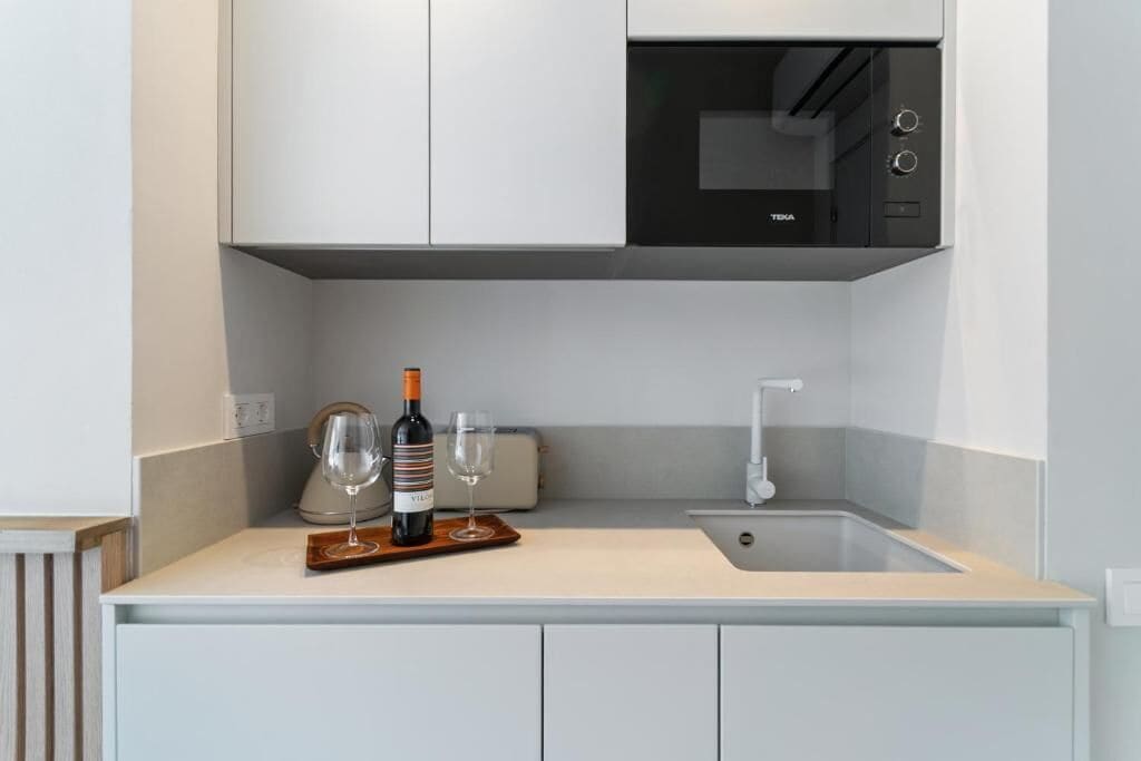 Superior tweepersoonskamer, uitzicht op zee (2) | Privékeuken | Een koelkast, een magnetron, kookgerei, borden en bestek