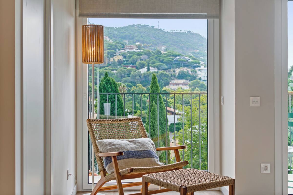 Quarto casal superior, vista para o mar | Escrivaninha, Wi-Fi de cortesia