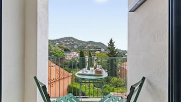 Superior tweepersoonskamer, uitzicht op zee (2) | Een bureau, gratis wifi