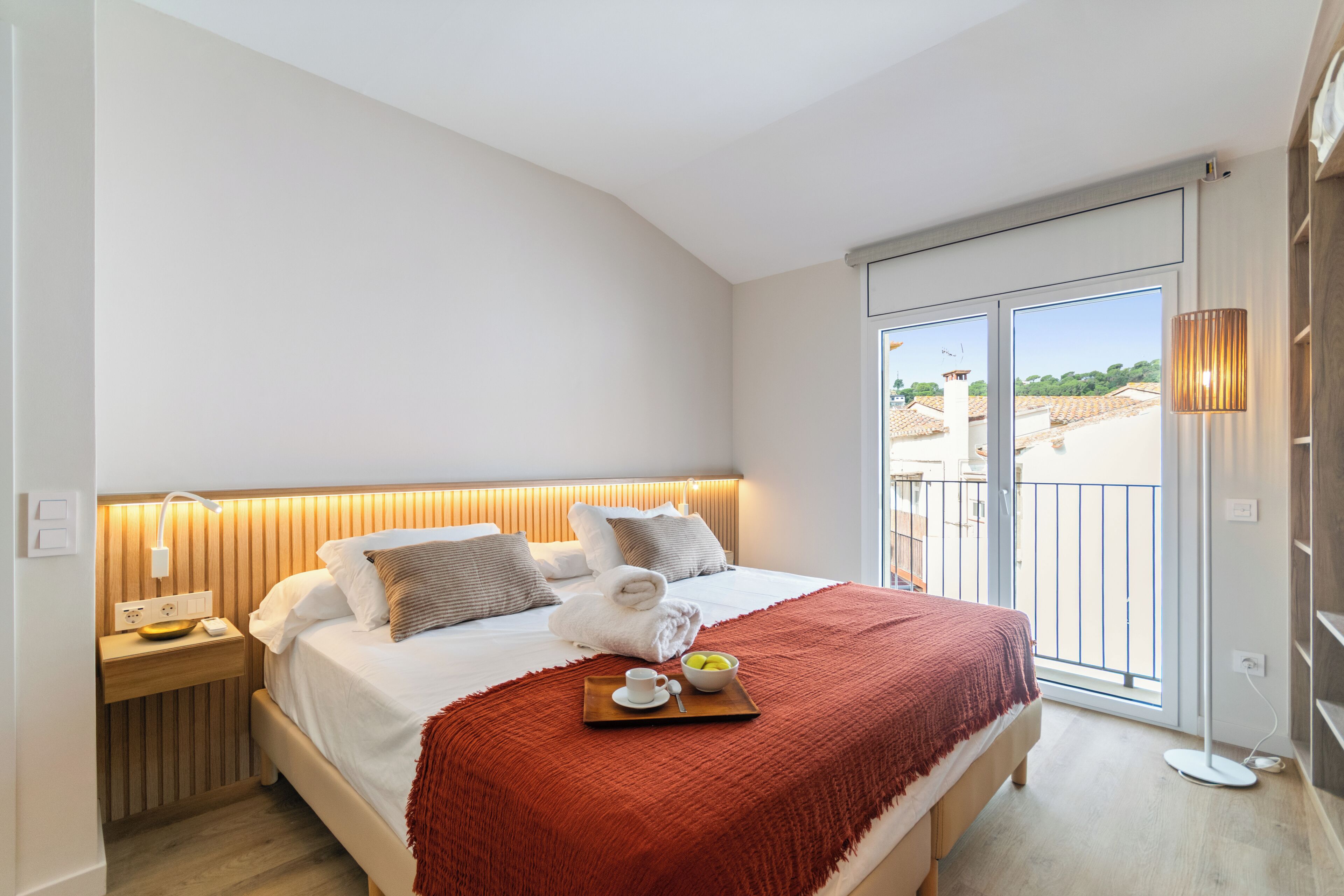 Quarto casal, sacada, vista para a cidade | Escrivaninha, Wi-Fi de cortesia