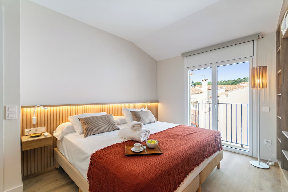 Quarto casal, sacada, vista para a cidade | Escrivaninha, Wi-Fi de cortesia