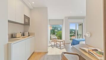 Superior tweepersoonskamer, uitzicht op zee (2) | Een bureau, gratis wifi