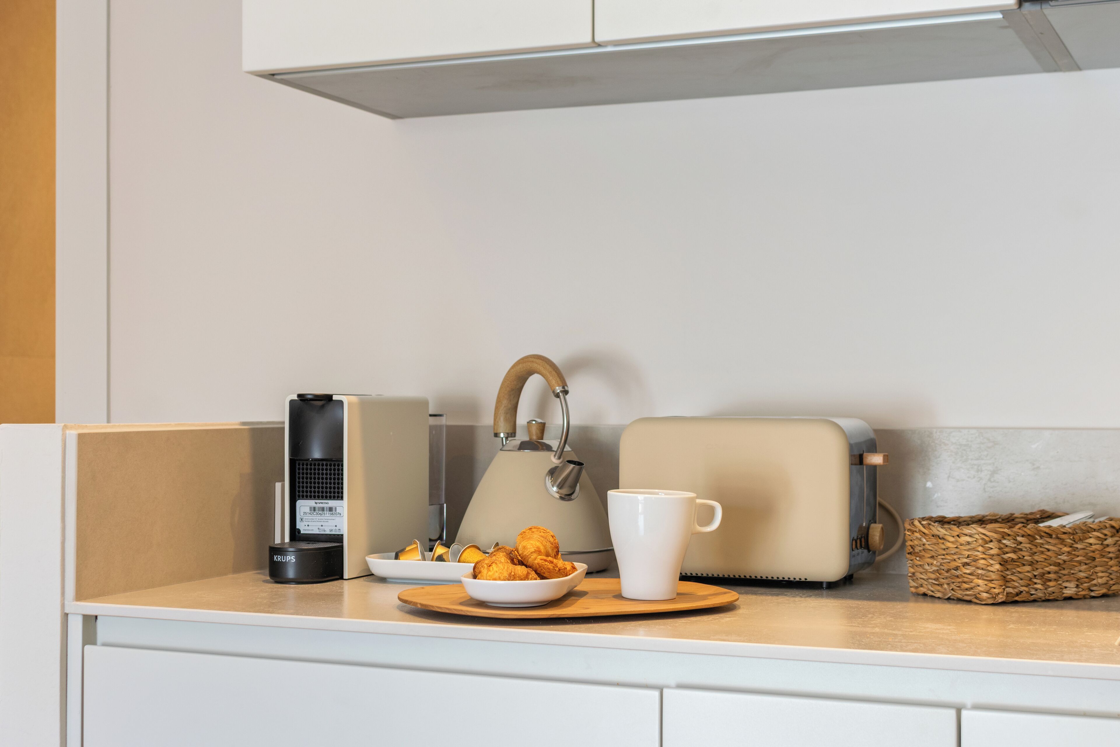 Kahden hengen huone, parveke (1) | Yksityinen keittiö | Jääkaappi, mikroaaltouuni, keittoastiat/astiat/ruokailuvälineet