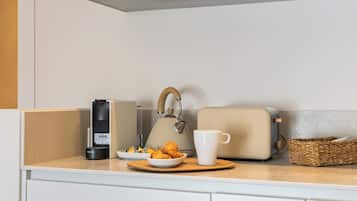 Kahden hengen huone, parveke (1) | Yksityinen keittiö | Jääkaappi, mikroaaltouuni, keittoastiat/astiat/ruokailuvälineet