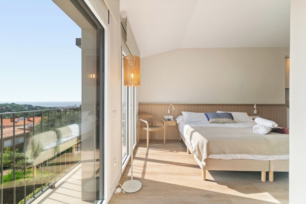 Quarto casal, vista para o mar | Escrivaninha, Wi-Fi de cortesia