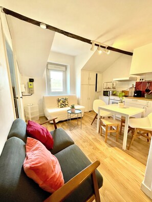 Living area - Le SAINT CLEMENT in the heart of Nantes 5min from Nantes Nord train station (Nantes)