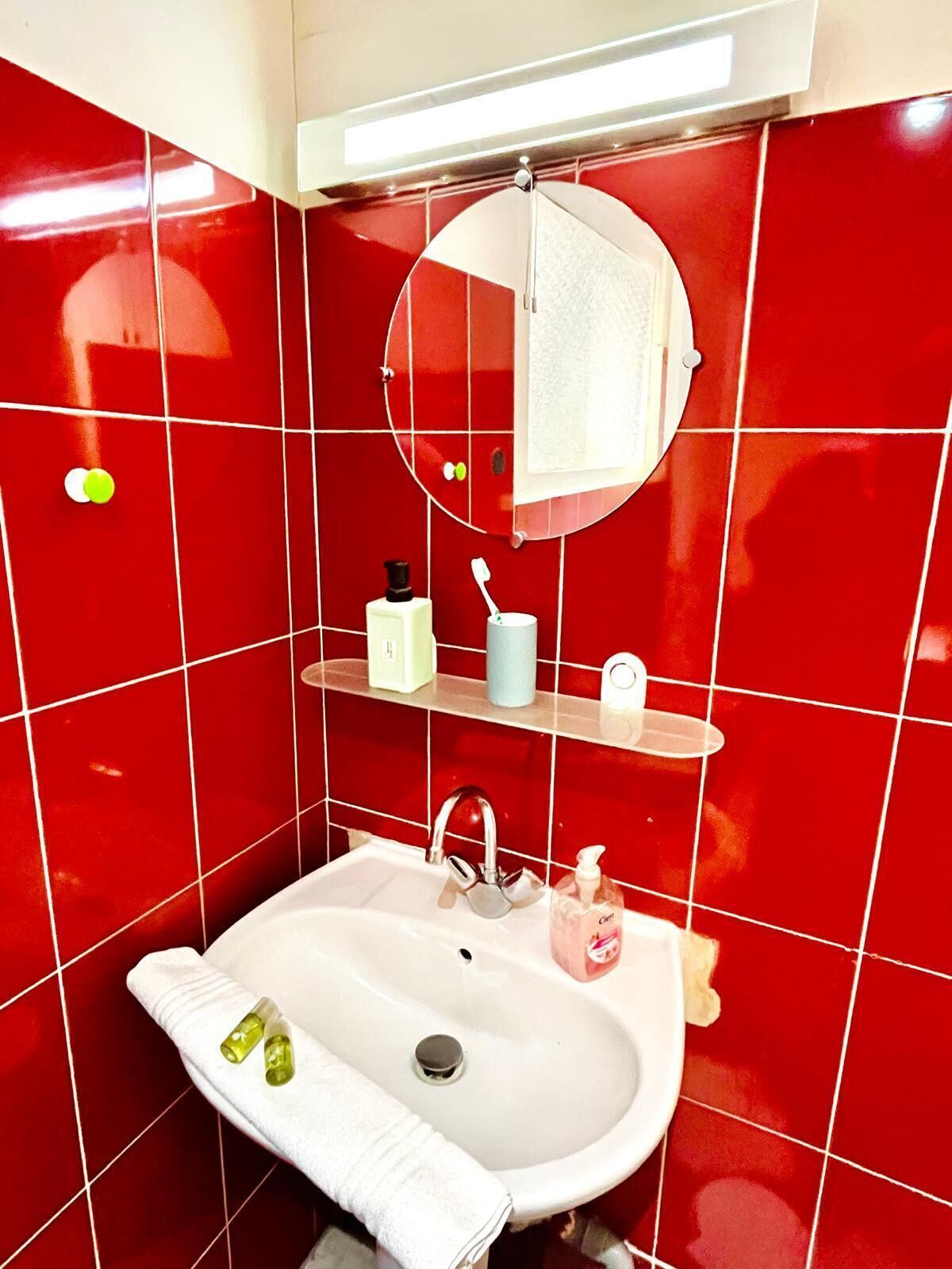 Een douche, een haardroger, handdoeken, zeep