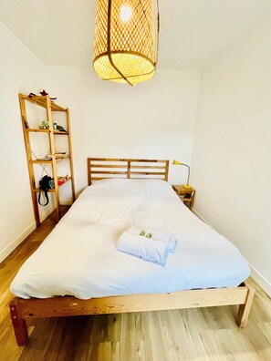 Tabla de planchar con plancha, acceso a internet y ropa de cama