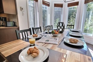 Dining - 🌟Le Repère 🏖️ Spa 💦Sauna 🧖‍ Billiards🎱 3.0 (Sainte-Brigitte-de-Laval)