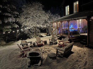 Outdoor dining - 🌟Le Repère 🏖️ Spa 💦Sauna 🧖‍ Billiards🎱 3.0 (Sainte-Brigitte-de-Laval)