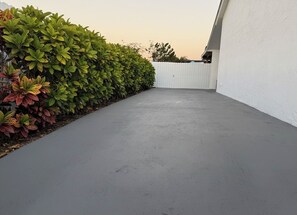 Property grounds - E&A SouthWest Miami Rentals - Breeze Studio (miami)