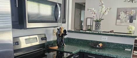 Microondas, horno, parrilla de estufa y toallas de papel