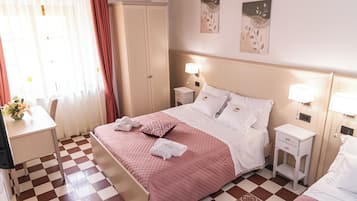 Basic-Dreibettzimmer | Minibar, Zimmersafe, Schreibtisch, kostenloses WLAN