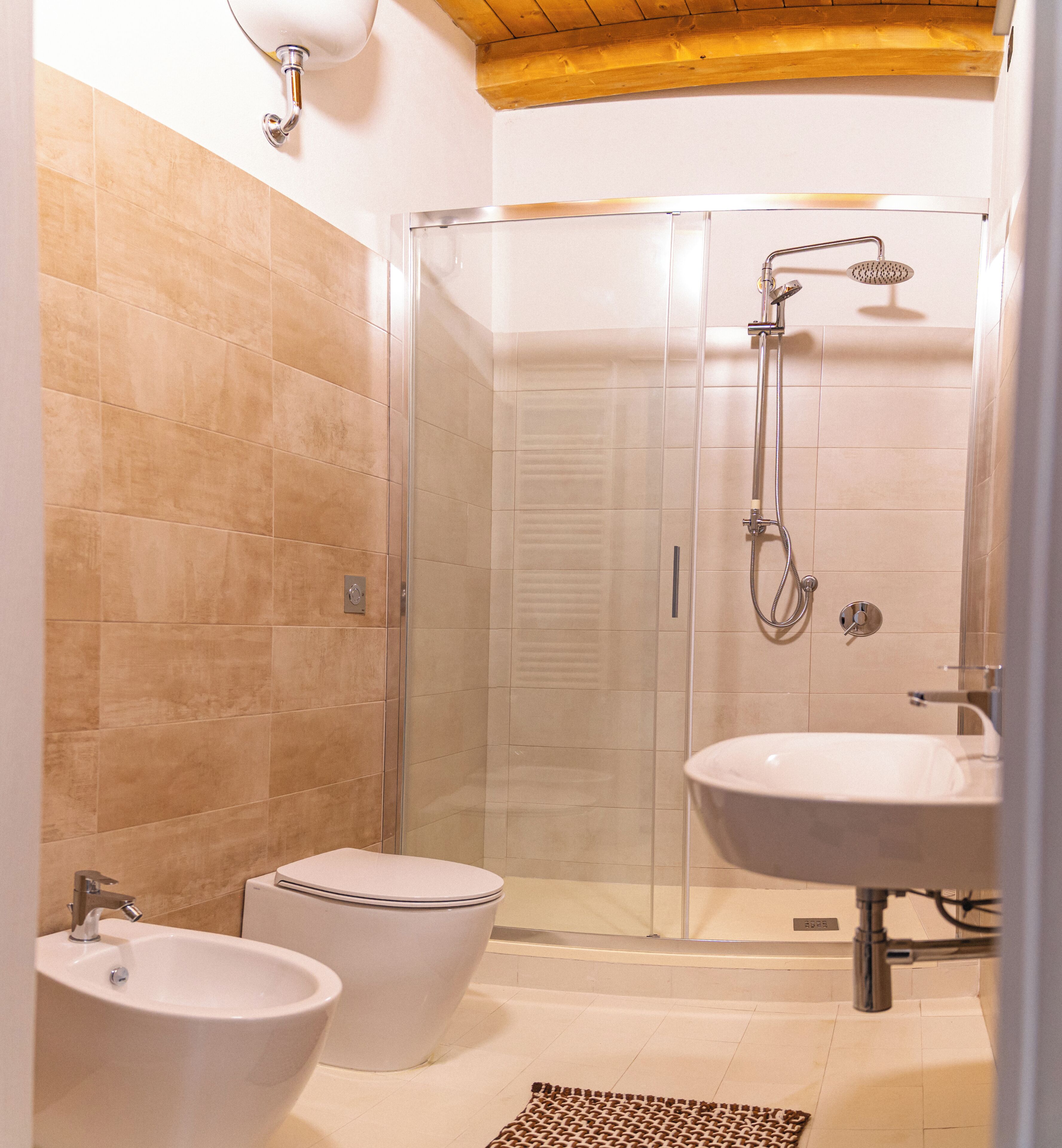Chuveiro, toalhas de banho, sabonete, shampoo