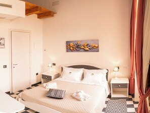 Deluxe-Doppelzimmer, Blick auf den Innenhof | Minibar, Zimmersafe, Schreibtisch, kostenloses WLAN