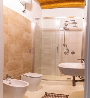 Duş, havlu, sabun, şampuan 