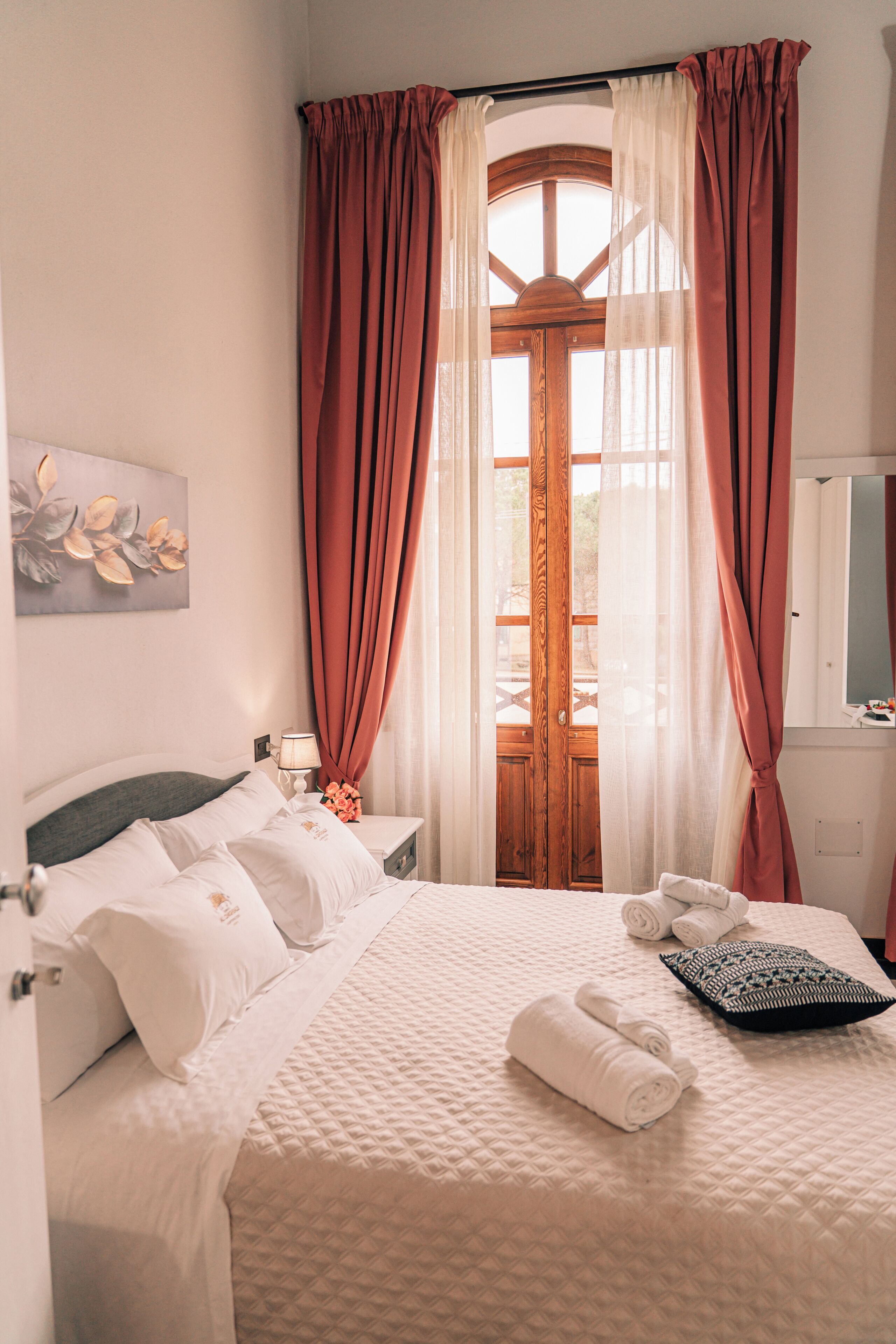 Deluxe-Doppelzimmer, Blick auf den Innenhof | Minibar, Zimmersafe, Schreibtisch, kostenloses WLAN