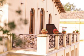 Deluxe Tek Büyük Yataklı Oda, Avlu Manzaralı | Teras/veranda