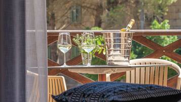 Deluxe tweepersoonskamer, uitzicht op de binnenplaats | Een minibar, een kluis op de kamer, een bureau, gratis wifi
