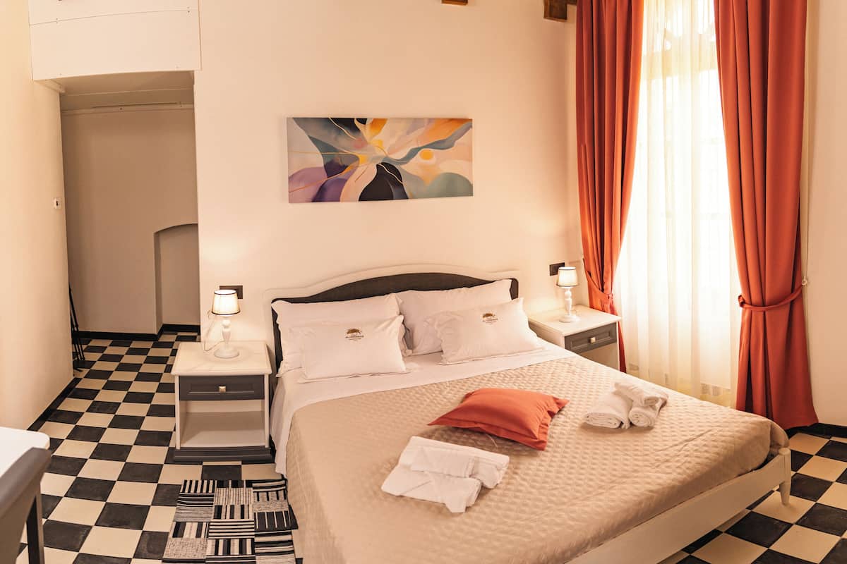 Deluxe-Doppelzimmer, Blick auf den Innenhof | Kostenloses WLAN