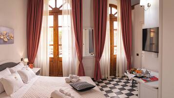 Doppia Deluxe, vista cortile | Minibar, una cassaforte in camera, una scrivania, Wi-Fi gratuito
