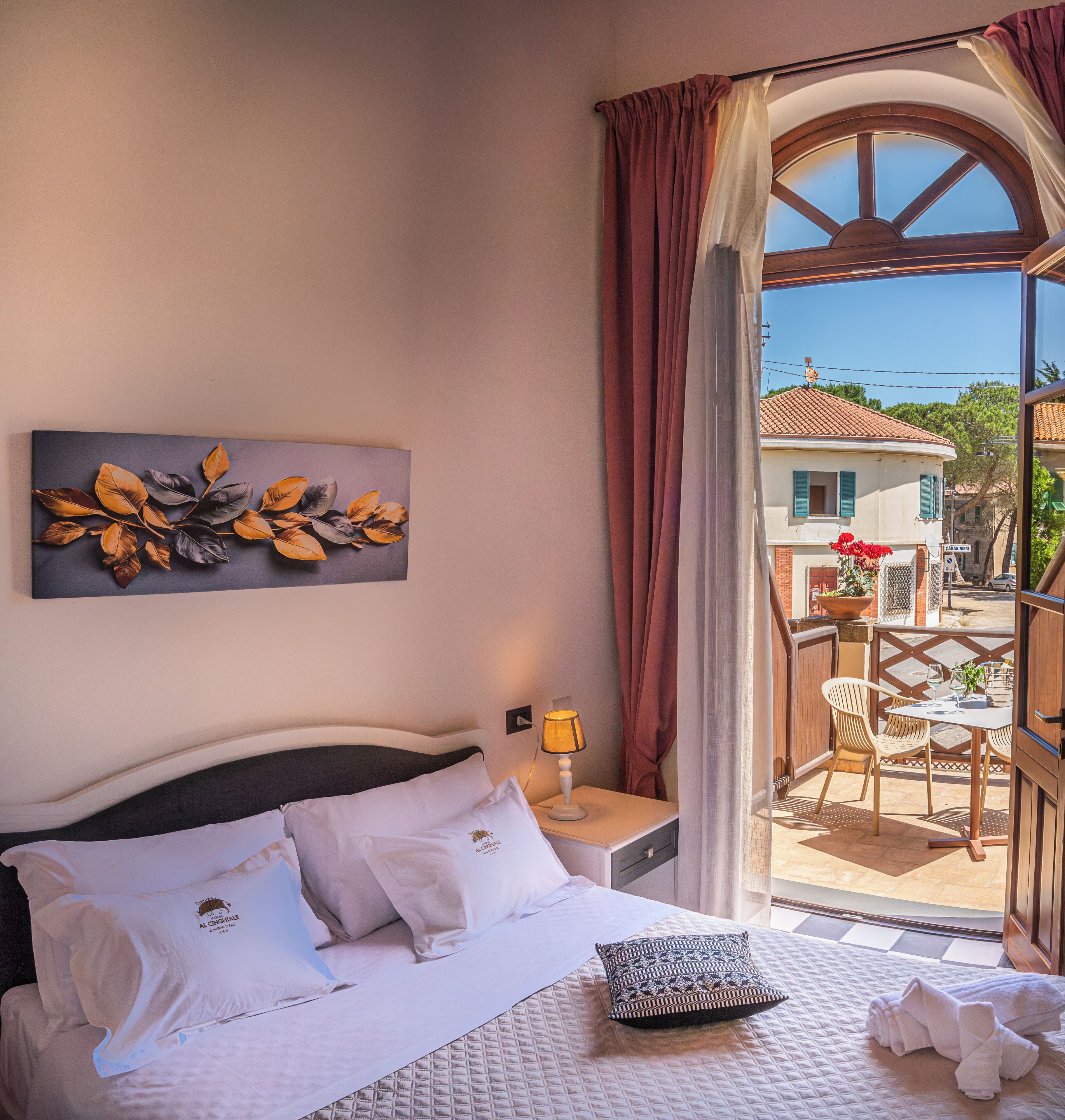 Deluxe Double Room, Courtyard View | Minibar, in-room safe, desk, free WiFi