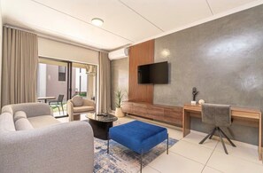 Luxury Apartment, Air conditioning | In-room safe, iron/ironing board, free WiFi - The Henlee Apartment Dainfern (Dainfern)