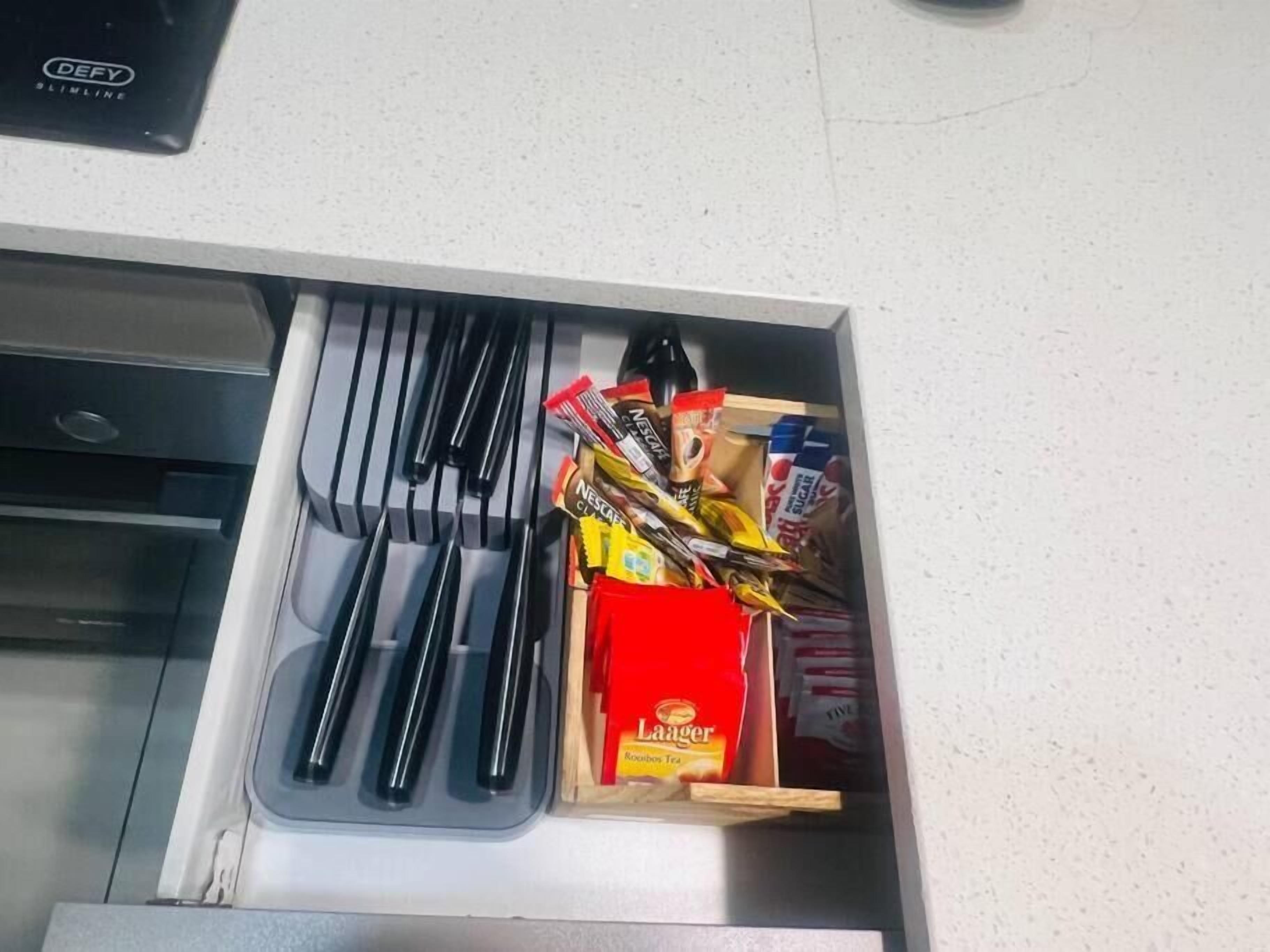 Laatikossa oli mustakahvaisia veitsiä, punainen laatikko, jossa oli merkintä ”Laager”, sekä erilaisia elintarvikkeita, kuten Nescafé-pakkaus ja pullo Coca-Colaa.