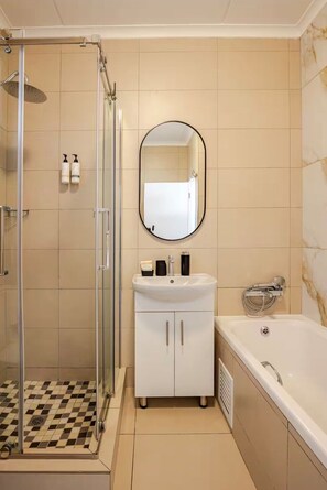 Apartamento superluxo, ar-condicionado | Banheiro | Chinelos 