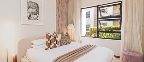 Departamento de lujo, aire acondicionado | Caja de seguridad en la habitación y tabla de planchar con plancha