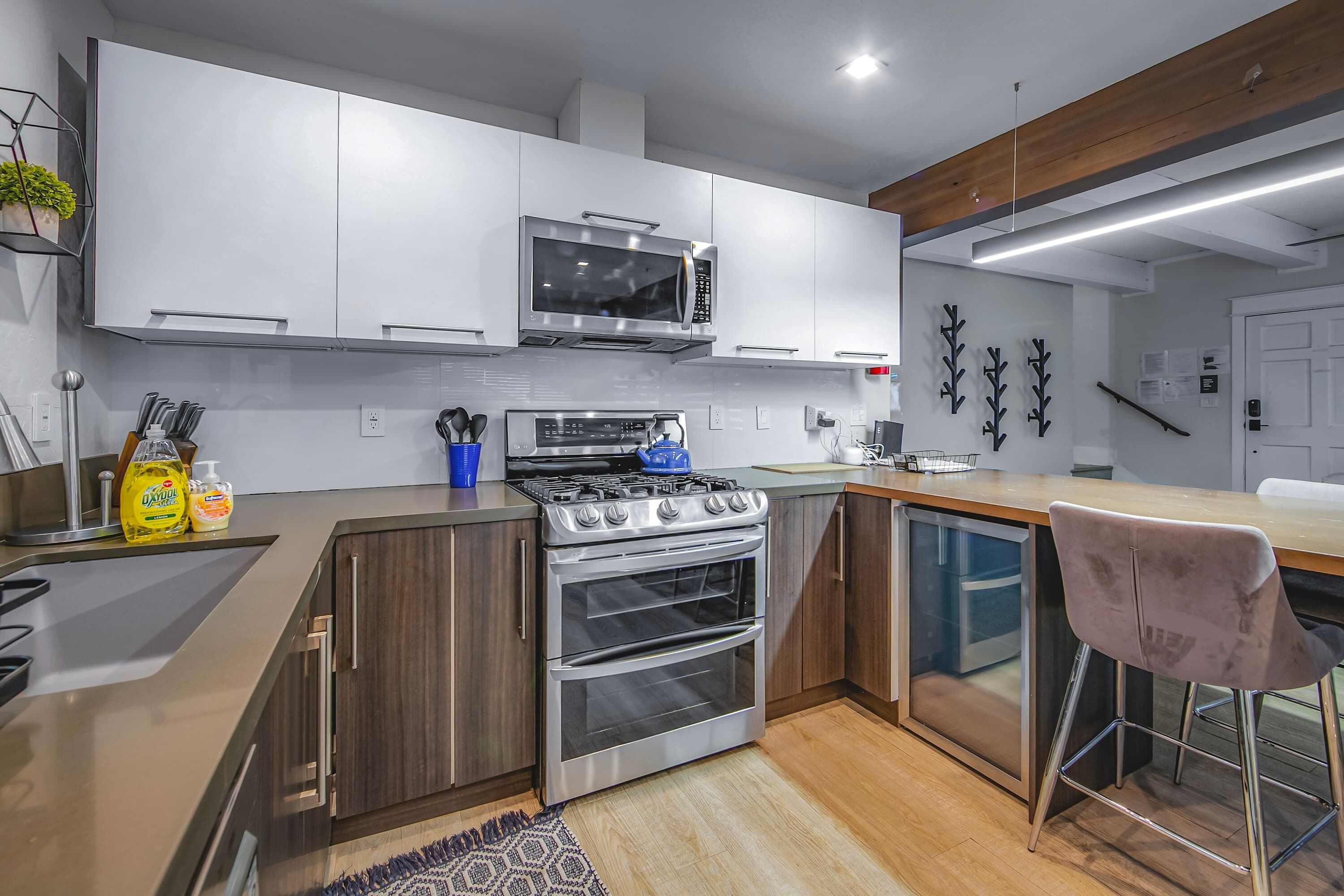 Apartment, Multiple Beds, Hot Tub, Mountain View (Zephyr Chalet) | Private kitchen