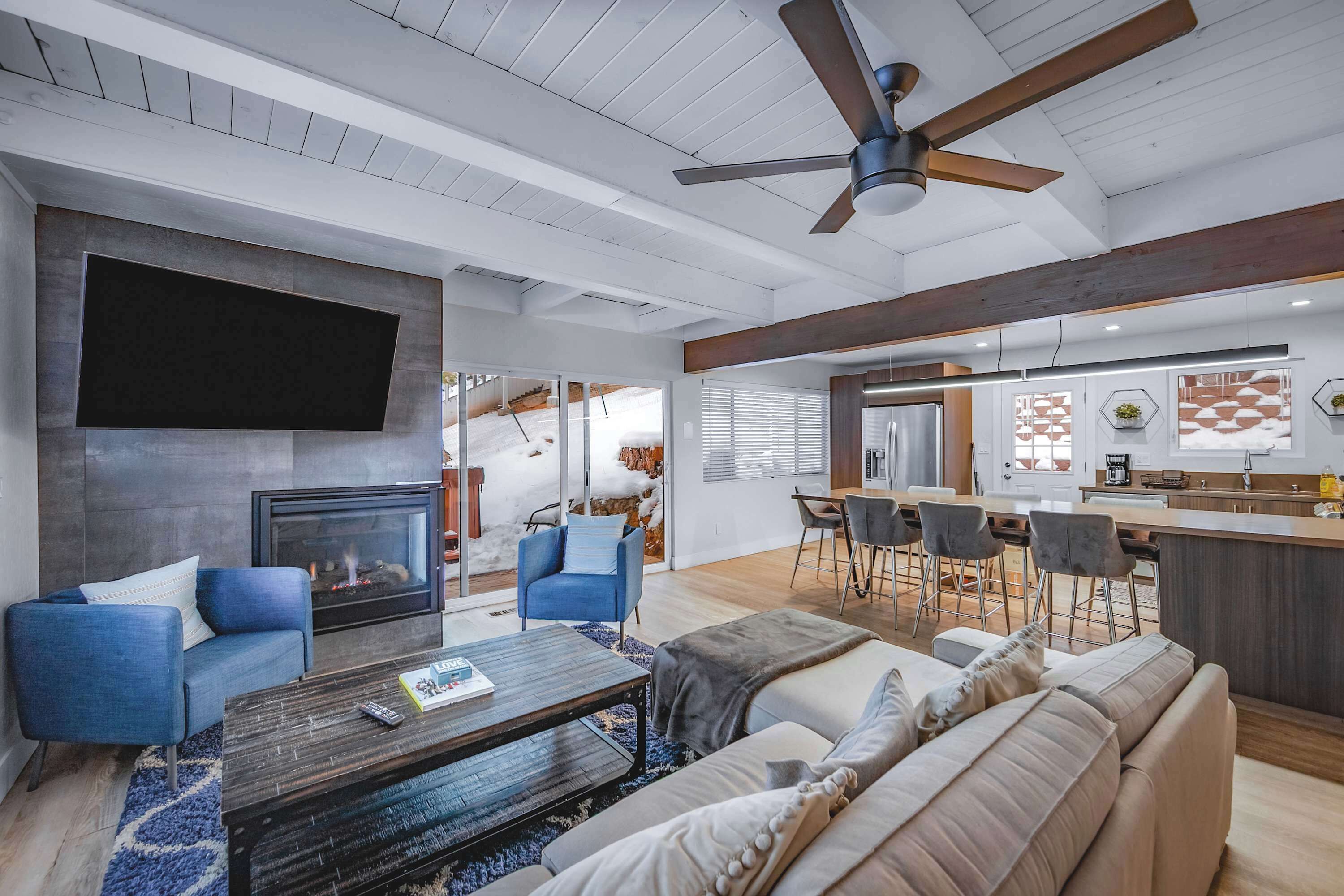 Apartment, Multiple Beds, Hot Tub, Mountain View (Zephyr Chalet) | Living area