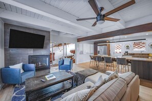 Appartement, Plusieurs lits, baignoire à remous, vue sur la montagne (Zephyr Chalet) | Aire de séjour