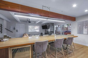 Appartement, Plusieurs lits, baignoire à remous, vue sur la montagne (Zephyr Chalet) | Restauration