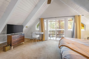 Appartement, Plusieurs lits, baignoire à remous, vue sur la montagne (Zephyr Chalet) | 4 chambres, décor unique, ameublement unique, bureau