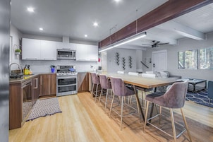 Apartamento, varias camas, bañera de hidromasaje, vistas a la montaña (Zephyr Chalet) | Cocina privada