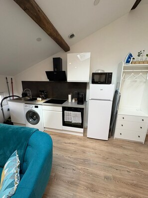 Kühlschrank, Mikrowelle, Ofen, Herdplatte