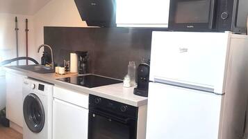 Réfrigérateur, micro-ondes, four, plaque de cuisson