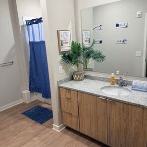 Dusche, Haartrockner, Bidet, Handtücher
