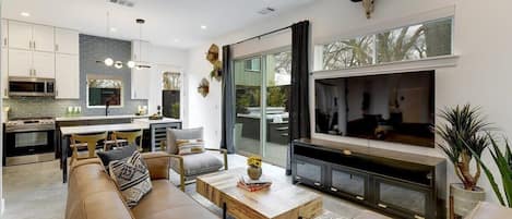 Televisie, boeken en een kantoor