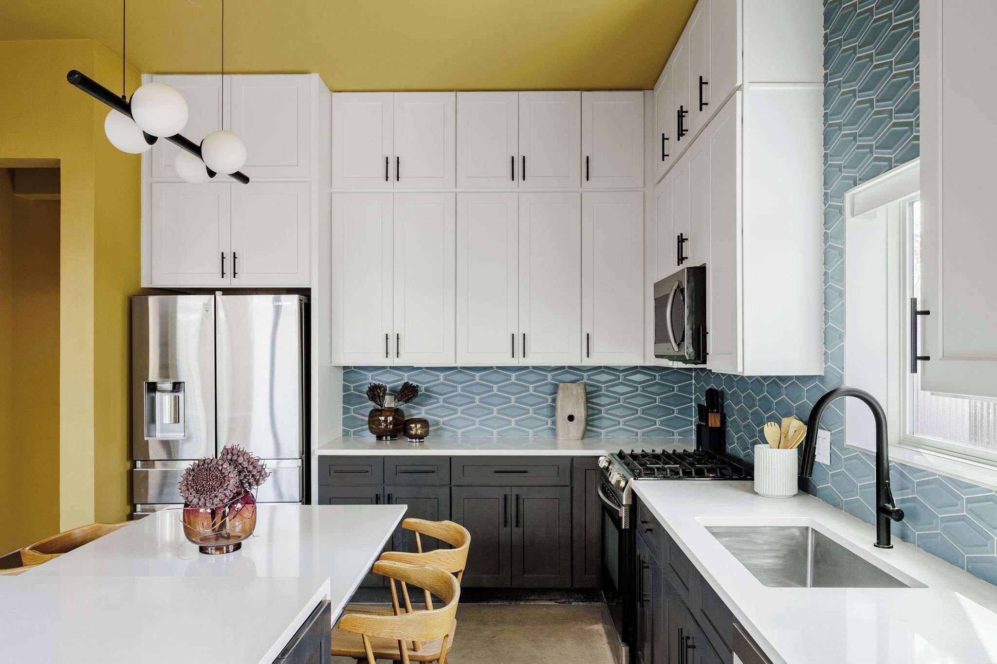 Kylskåp, mikrovågsugn, ugn och spishäll