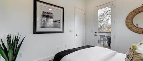 6 soverom, skrivebord, strykejern/-brett og reiseseng for barn