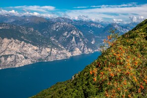 Eine Berglandschaft mit klarem Blick auf einen See und ferne Berge.