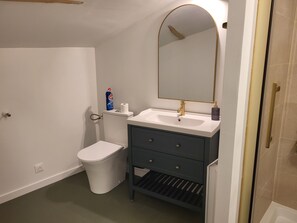 Doccia, asciugamani, carta igienica