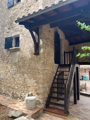 المنشأة من الخارج