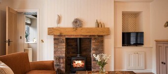 Country Cottage Near Historic Berwick and Beaches