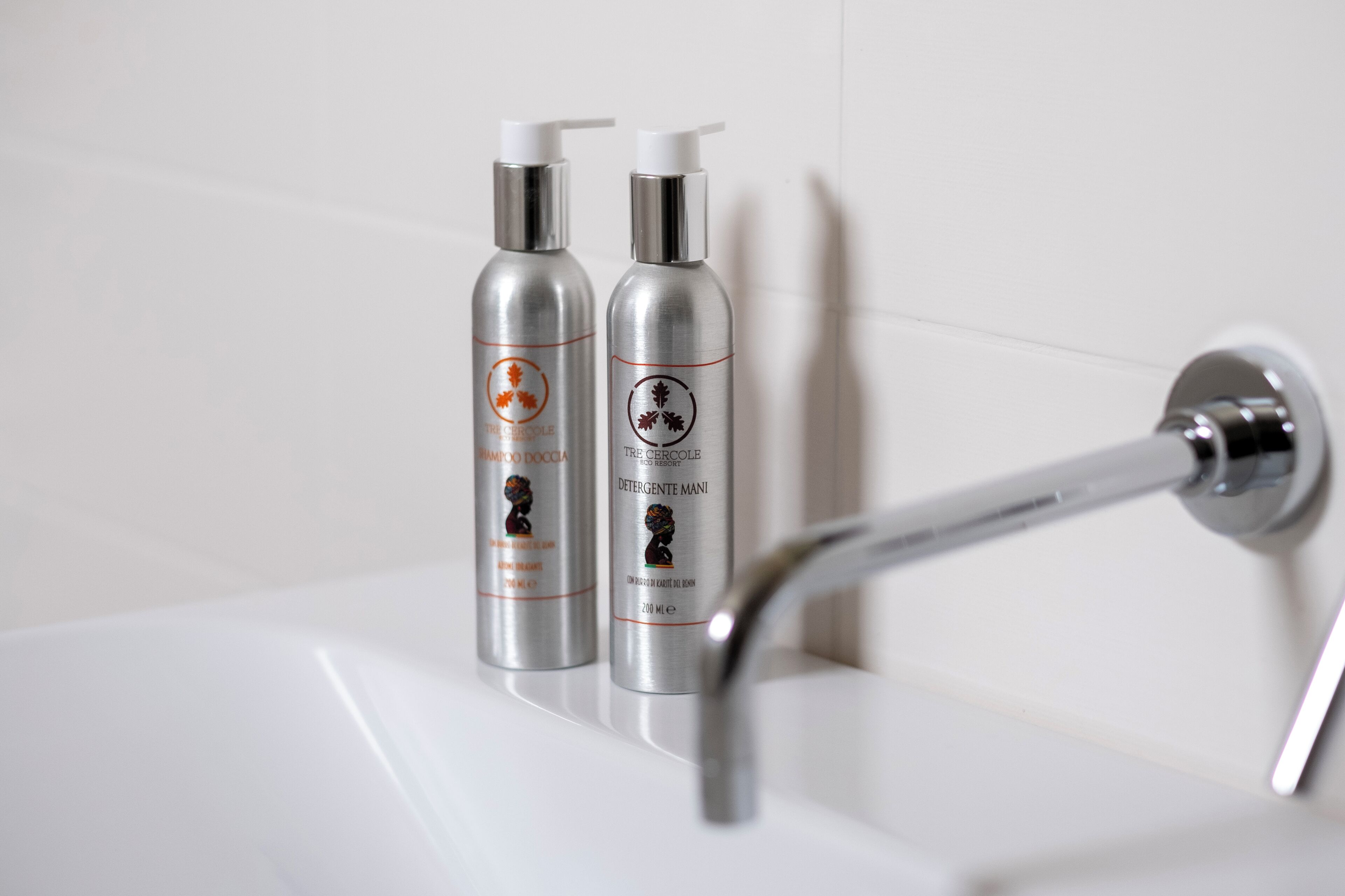 Dos botellas de champú y acondicionador sobre una repisa del baño.