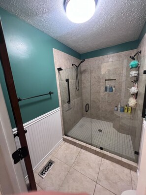 Shower, hair dryer, towels, soap - Masters Tournament Rental at a Relaxing Retreat (Jackson)
